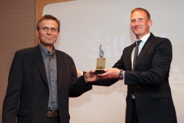 Petro Abukevičiaus premiją Valdui Mikolaičiui (kairėje) įteikė aplinkos viceministras Linas Jonauskas. AM nuotrauka Petro Abukevičiaus premiją Valdui Mikolaičiui (kairėje) įteikė aplinkos viceministras Linas Jonauskas. AM nuotrauka